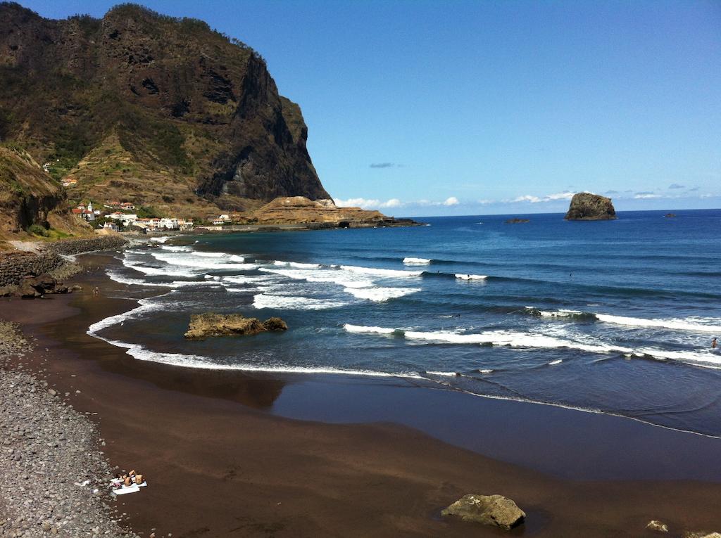 Madeira Surf Camp Hostel Porto Da Cruz Exterior photo